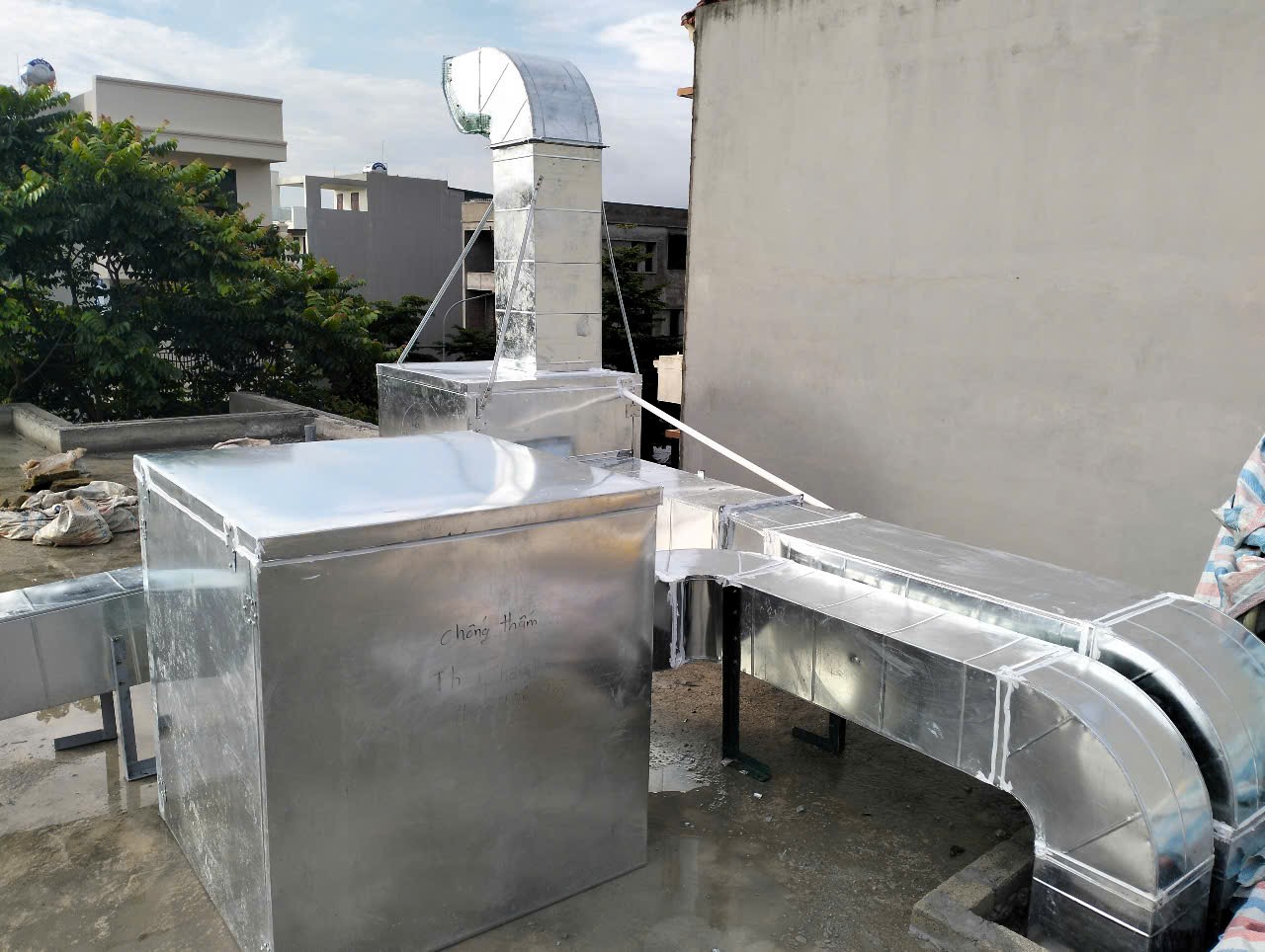 Thi công lắp đặt hút mùi cho bếp công nghiệp