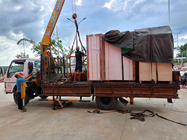IQL vận chuyển toàn bộ thiết bị bằng cẩu chuyên dụng tới siêu thị Go!