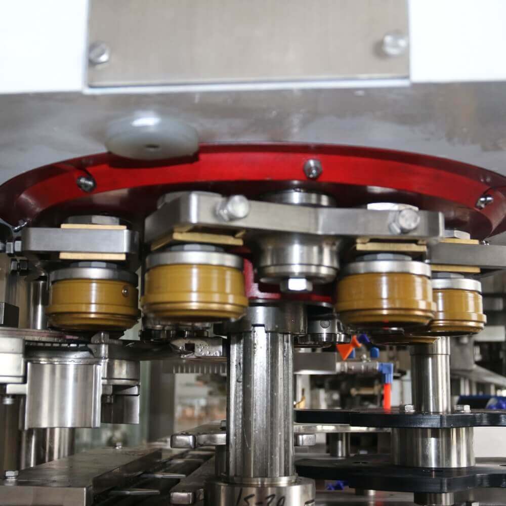 bộ phận đóng nắp máy chiết rót lon