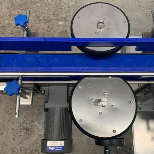 Thiết bị dán nhãn ba mặt tốc độ cao dùng trong sản xuất.