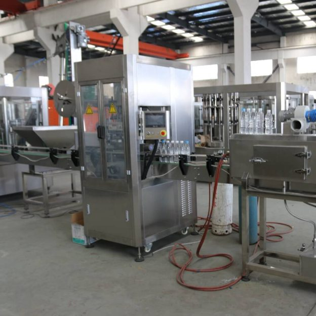 IQL lắp đặt máy dán nhãn tự động cho chai lọ