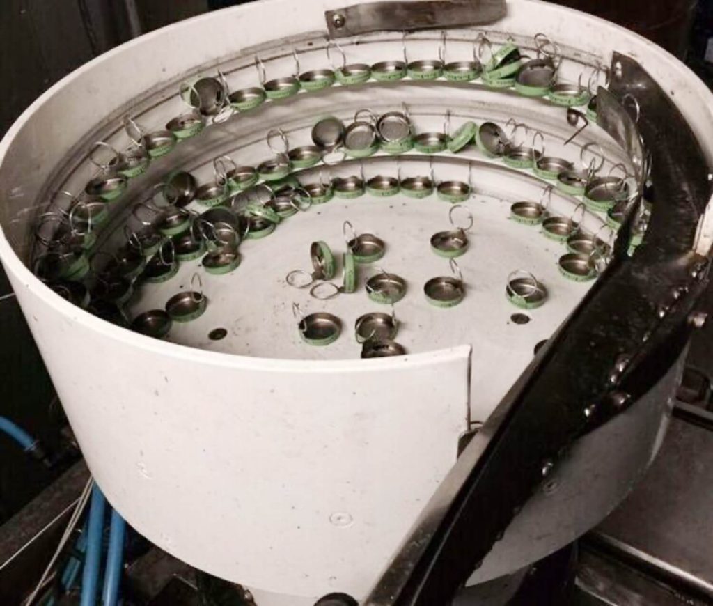 máy sắp xếp nắp chai