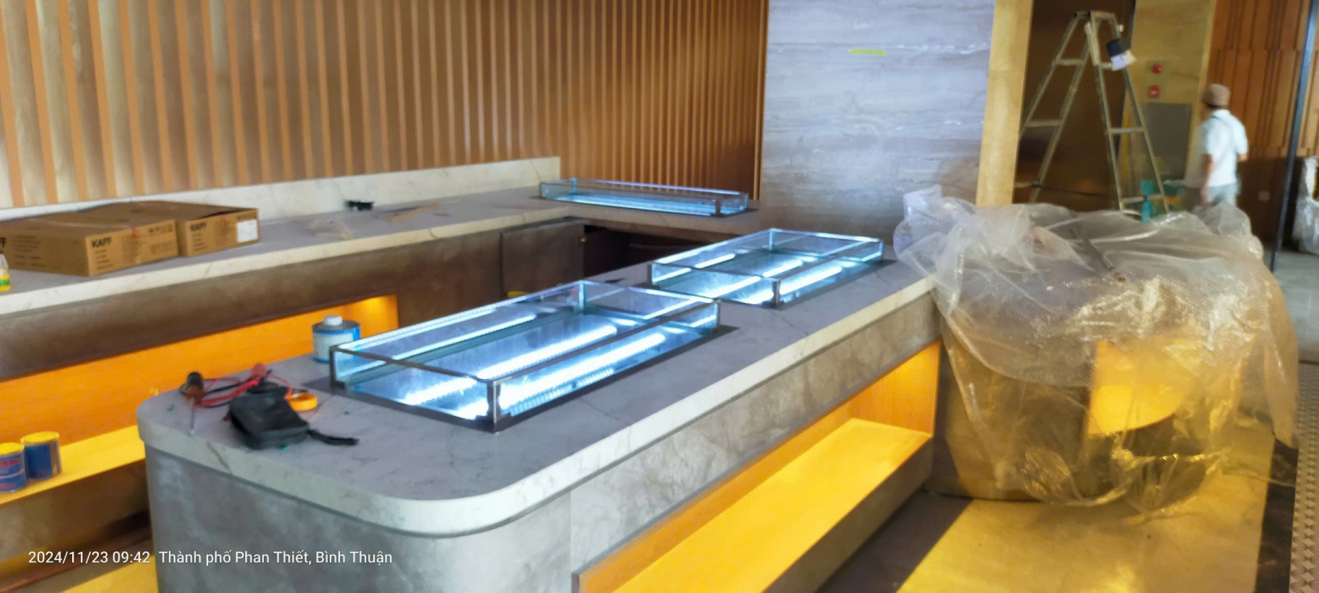 thi công lắp đặt quầy buffet nhà hàng